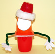 Coller le chapeau sur la tête du lutin
