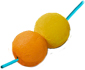 Enfiler les boules de coton sur un scoubidou