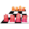 jeu d'échecs avec des pièces en pot de yaourt