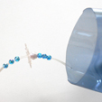 enfiler les perles sur le fil de nylon