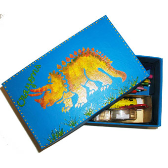 Boîte à crayons peinte au pochoir