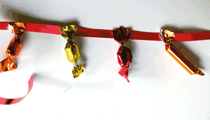 Attacher les bonbons pour faire la guirlande