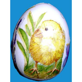 Oeuf de Pâques décoré de serviettes en papier