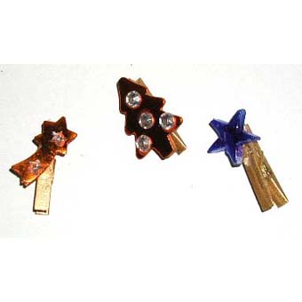 Décoration de sapin avec des pinces à linge décorées