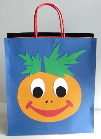 Sac à bonbons d'Halloween décoré de motifs découpés et collés