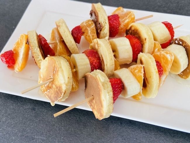 Les mini brochettes de pancakes aux fruits