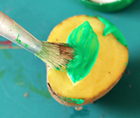 Mettre de la peinture sur le tampon