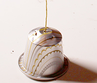 Glisser la capsule sur le fil