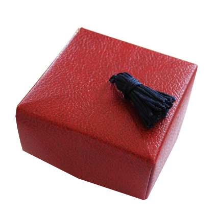 boite décorée d'un pompon