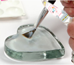 Mettre du vernis colle sur le presse papier