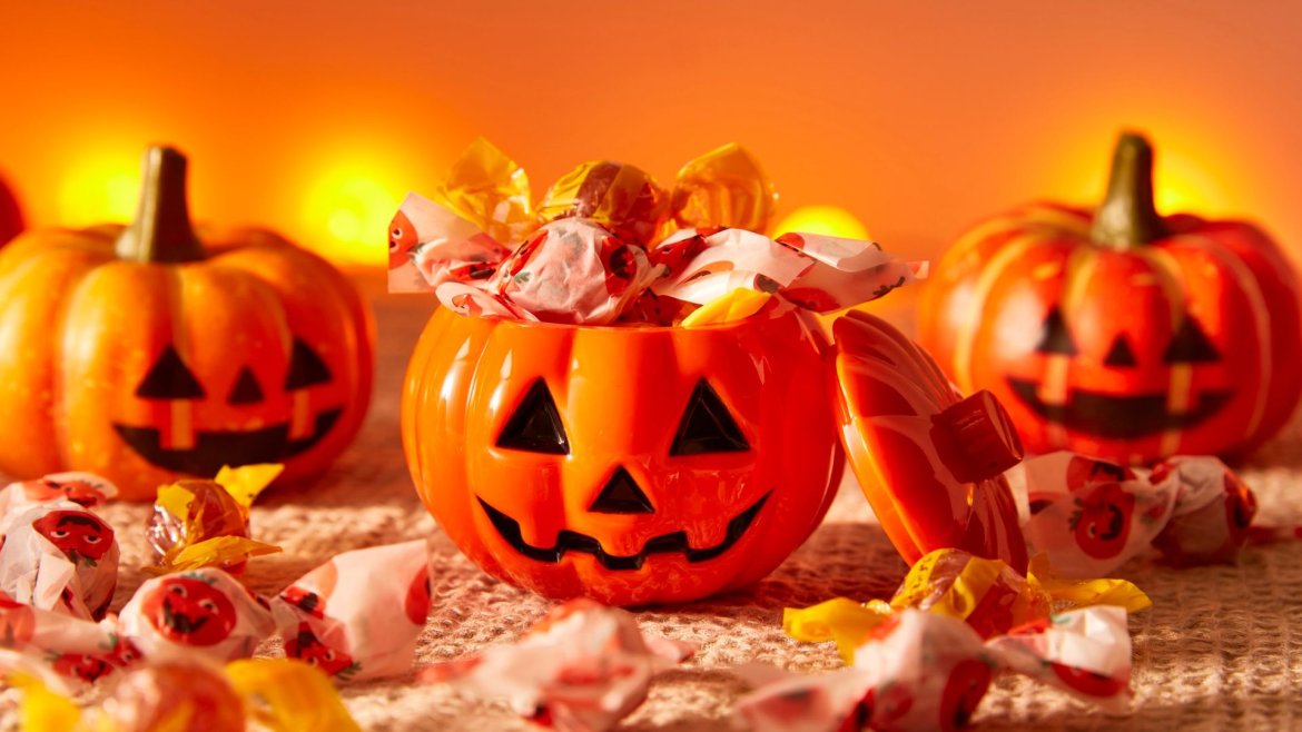 Fêtez Halloween sans vous ruiner ! Découvrez 10 astuces simples et économiques pour une fête aussi amusante qu’écologique. À vos citrouilles (récupérées) !