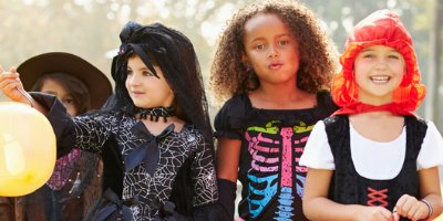 S'il y a bien un rituel que les enfants adorent à Halloween, c'est la chasse aux bonbons ! Curieux, ils adorent taper aux portes des voisins, s'amuser à se déguiser et surtout : récolter des tas d