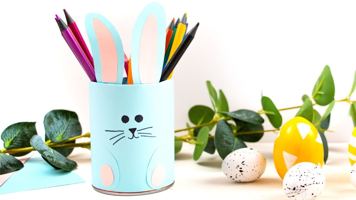 Comment transformer une conserve en pot à crayon lapin pour Pâques ?