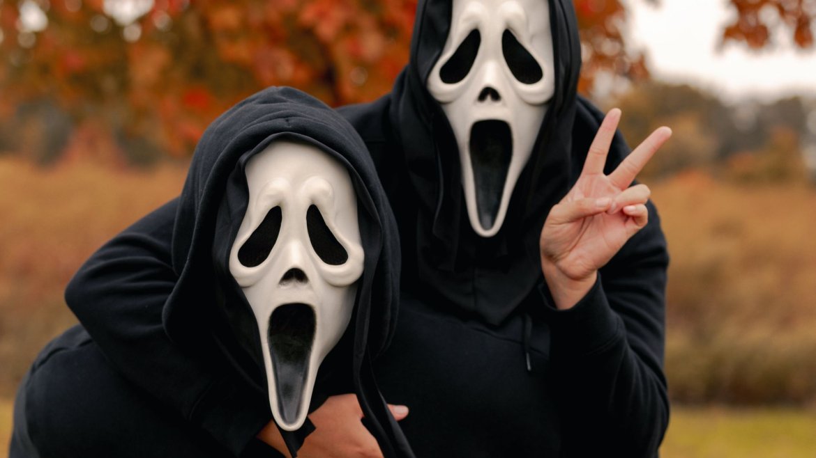 Déguisements douteux, pranks choquants, défis dangereux… Découvrez les farces d’Halloween qu’on bannit en 2025 pour une fête plus respectueuse et créative.
