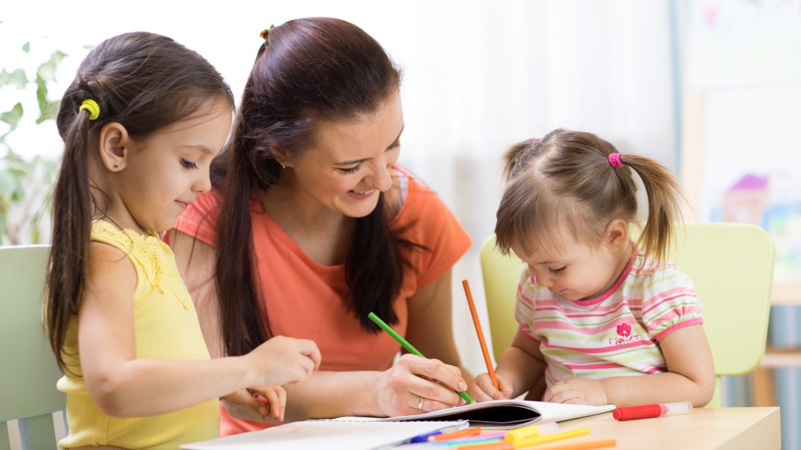 Découvrez comment les animateurs professionnels occupent les enfants pendant 1h sans écran ni tablette. Jeux, histoires, bricolages : des idées simples et efficaces testées et approuvées !