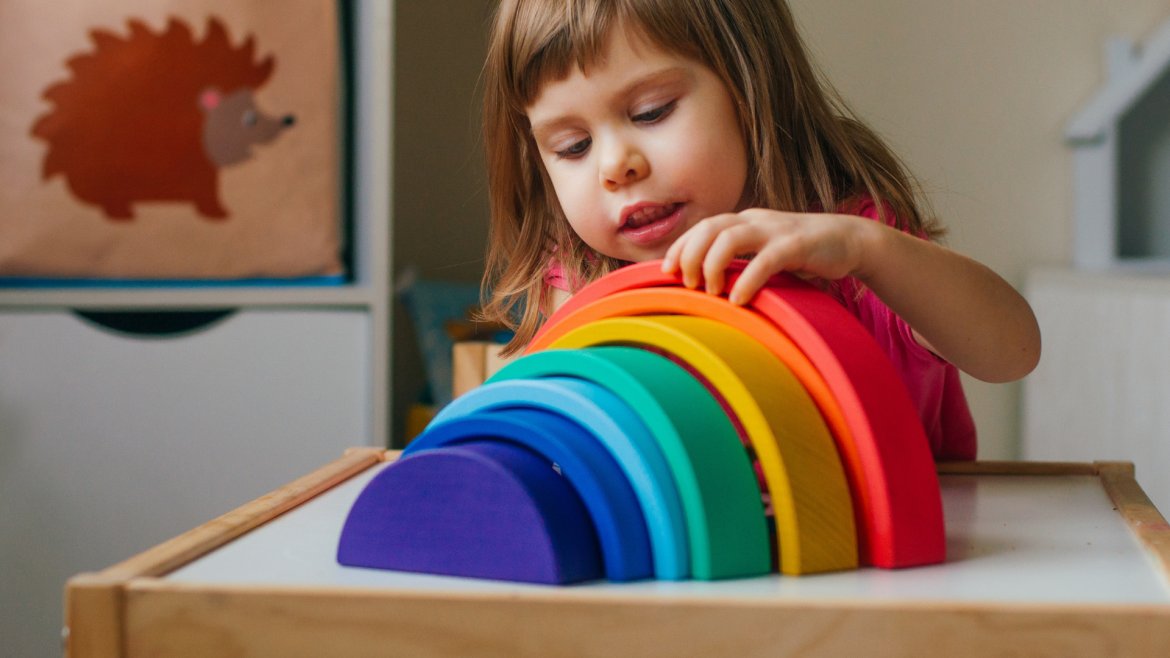 Pour Maria Montessori, le jeu fait partie intégrante des apprentissages de l’enfant. Il faut donc lui apporter des jouets adaptés, évolutifs et qu’il peut utiliser en toute autonomie. L’arc-e