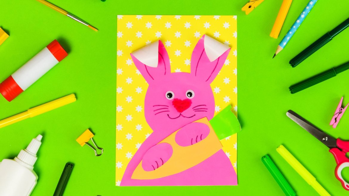 Une affiche avec un lapin et sa carotte en papier à coller avec les enfants