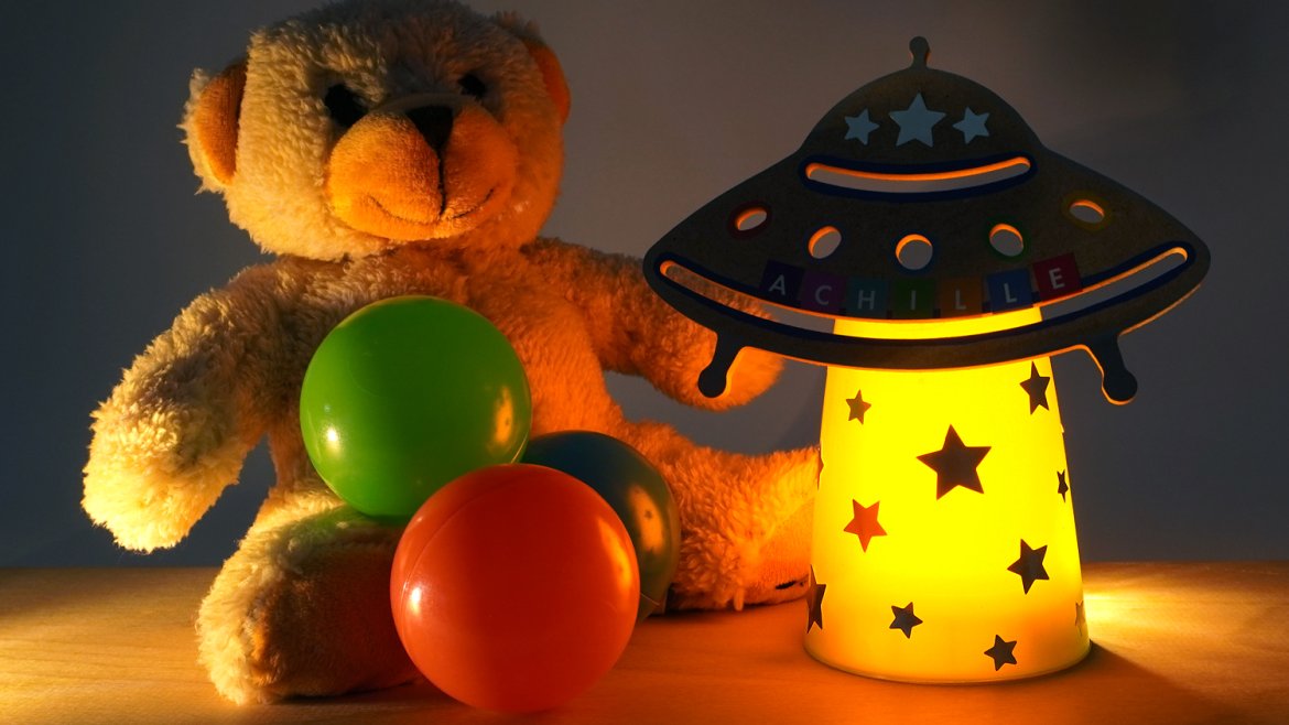 Fabrique une veilleuse en forme d’OVNI avec cette activité facile et magique pour enfants dès 3 ans. Une soucoupe volante lumineuse à décorer soi-même !