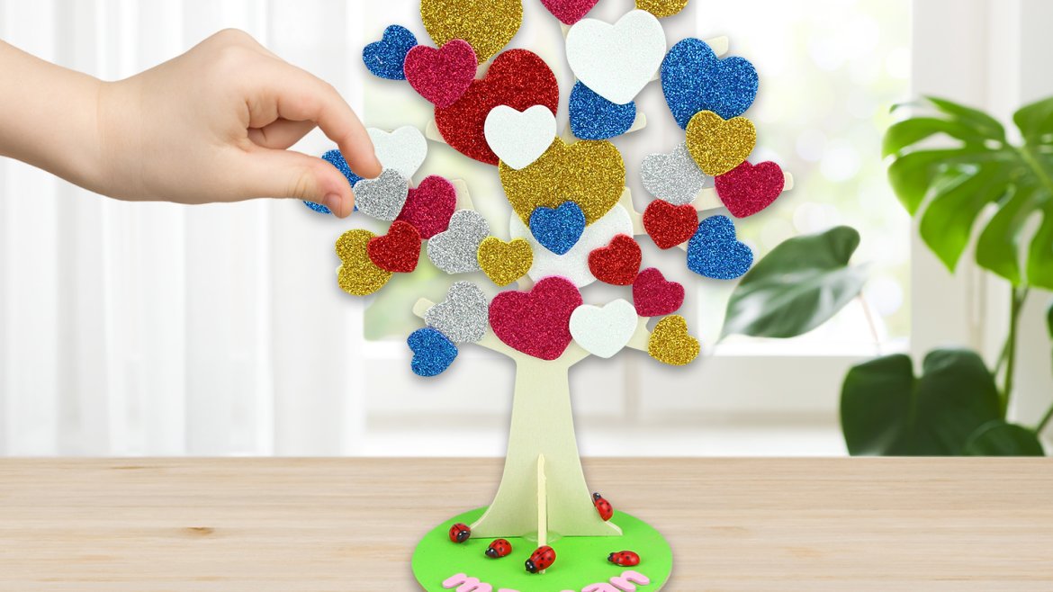 Au cours de cette activité les enfants transformeront un simple arbre en bois en un arbre à coeurs super mignon. Un bricolage facile qui permettra de fabriquer un joli cadeau à moindre co?