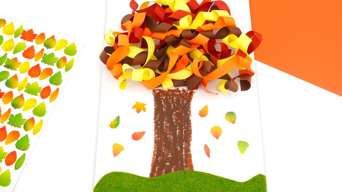 Arbre d'automne en papier roulé