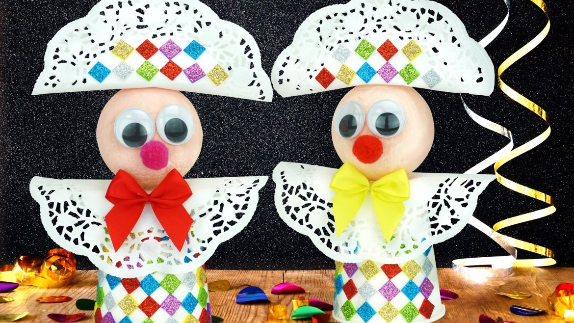 Arlequin avec des napperons en papier