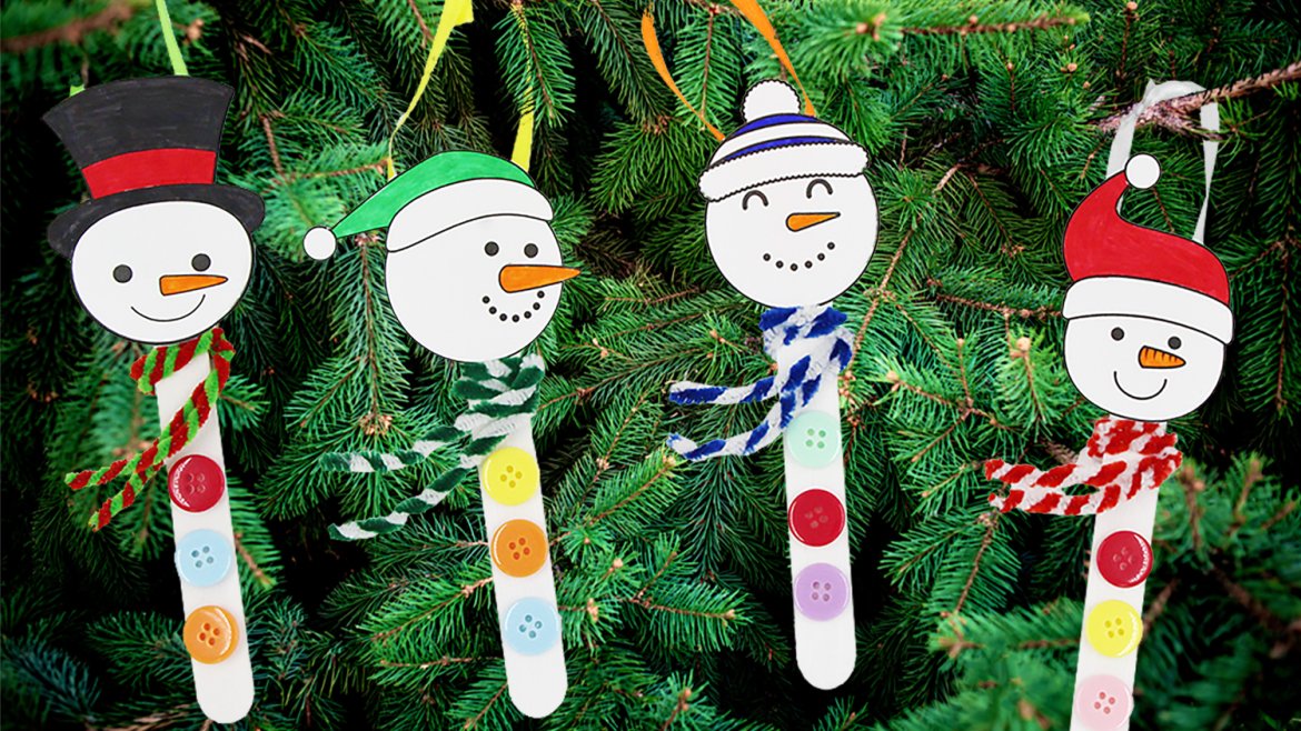 Dans ce tutoriel vous allez apprendre à transformer des bâtonnets en bois en bonhommes de neige que vous pourrez accrocher dans le sapin de Noël.Un bricolage de Noël facile et amusant, idéal