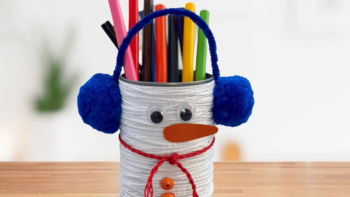 bonhomme de neige avec une boîte de conserve et du fil