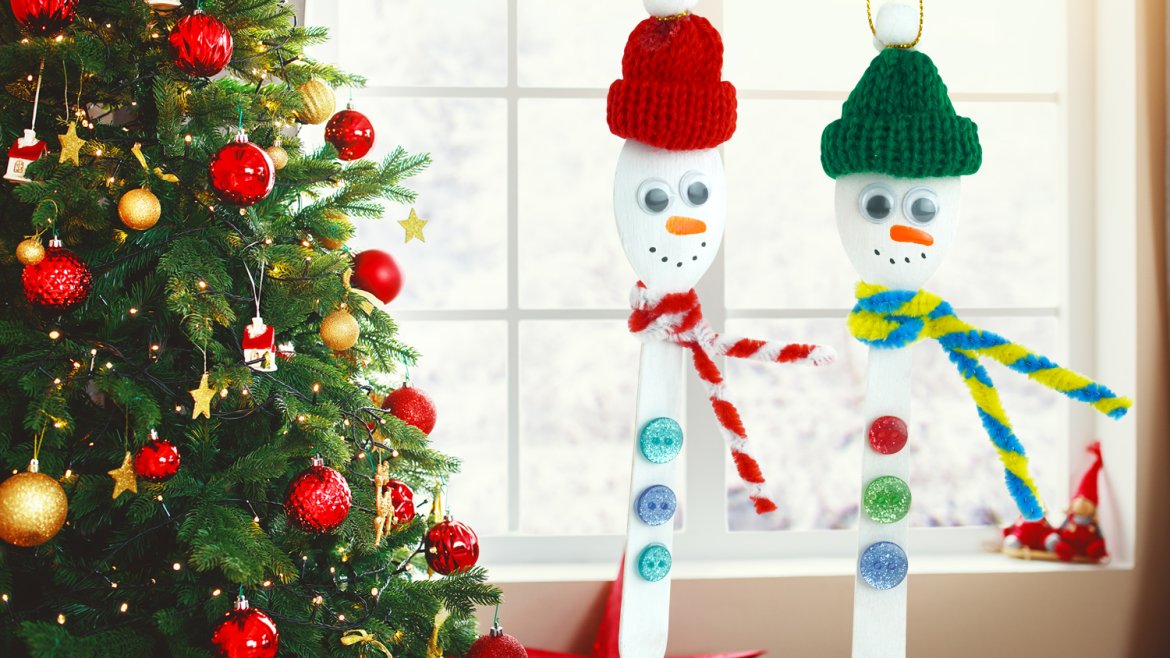 Découvrez une activité originale pour fabriquer des décorations pour le sapin avec des petites cuillères en bois !Les enfants vont s'amuser à transformer les cuillères en bois en bonhommes de n