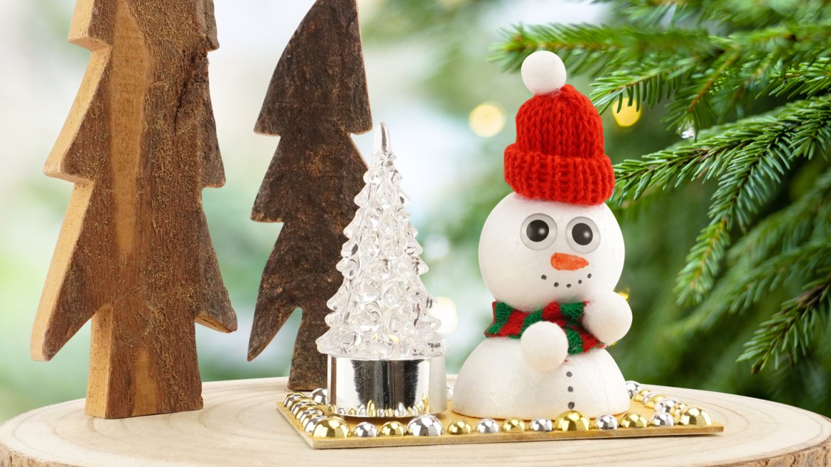 ⛄Un bonhomme de neige en polystyrène avec un sapin lumineux