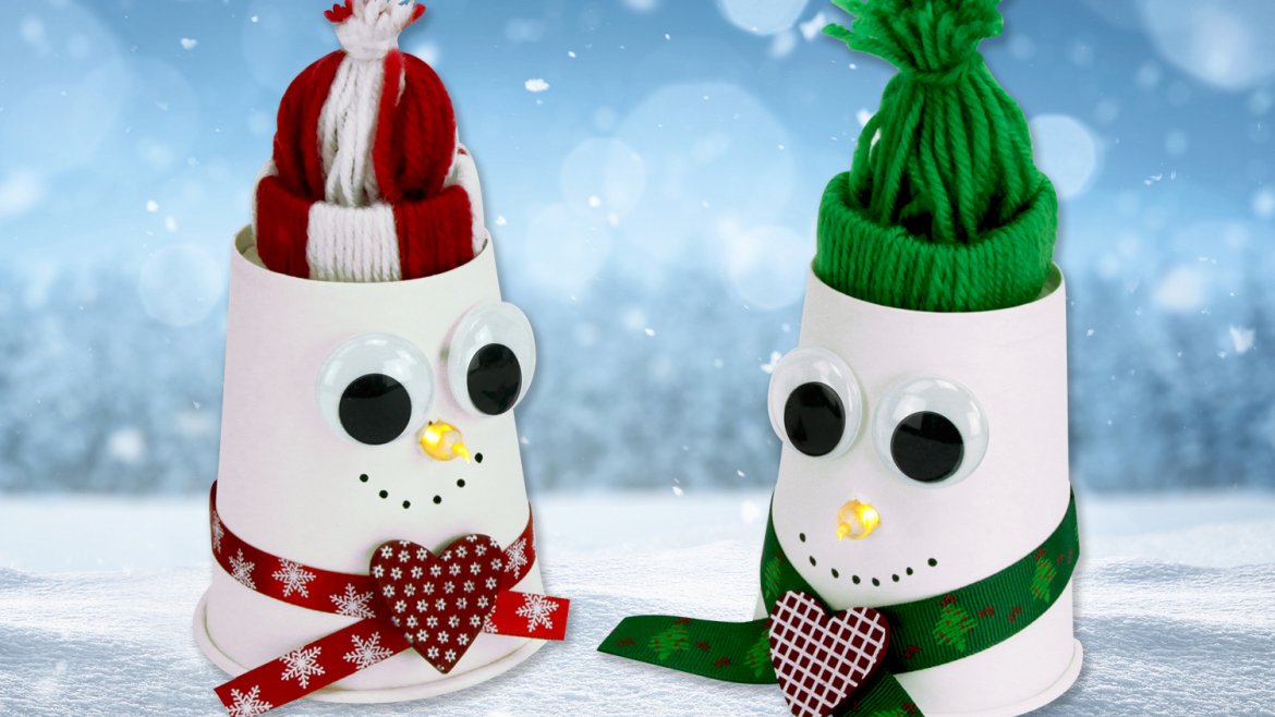 Découvrez aujourd'hui une activité de Noël 2-en-1 à faire avec les enfants :- fabriquer un bonhomme de neige lumineux avec un gobelet en carton et une bougie LED- confectionner des pet