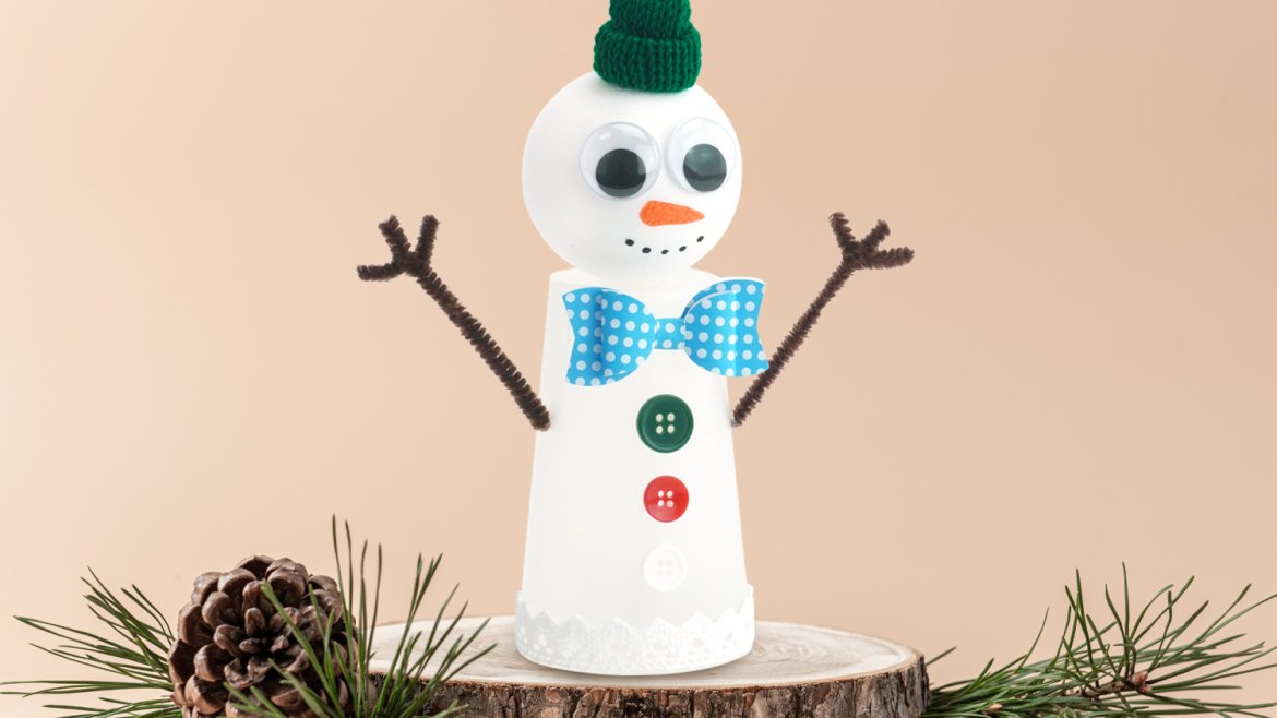 Voilà une belle activité créative de Noël qui va permettre aux enfants de fabriquer de sublimes bonhommes de neige lumineux ! Idéal pour décorer la maison pour les fêtes de fin d'année.