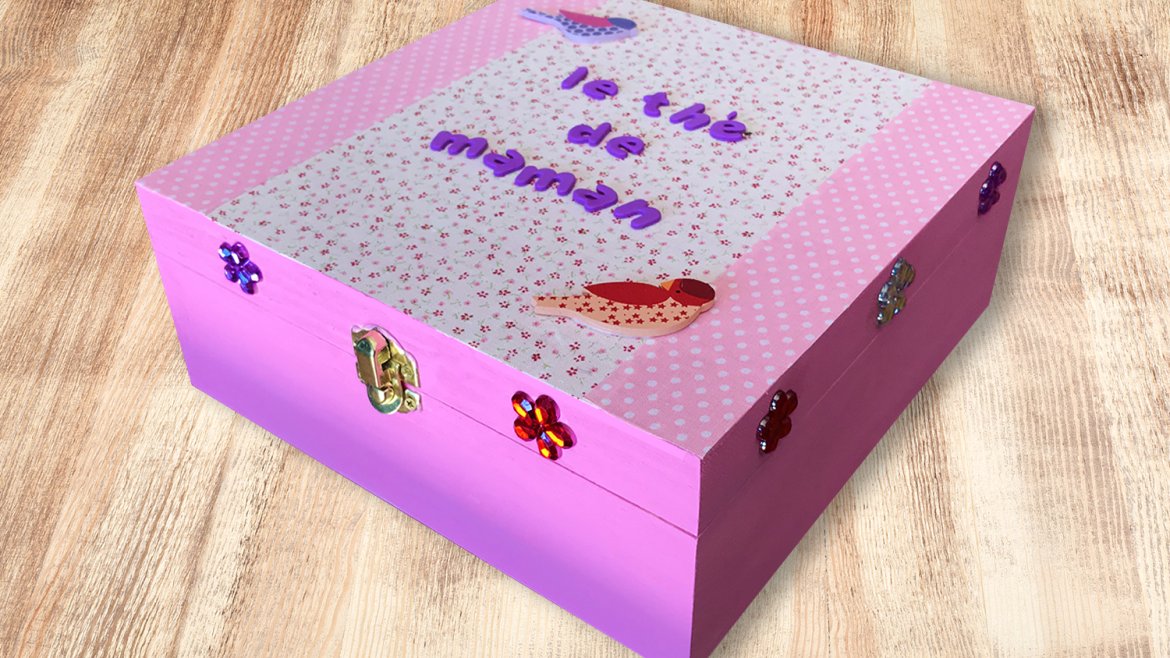 Vous êtes à la recherche d'une idée cadeau pratique pour la fête des mères ? Pourquoi ne pas opter pour une jolie boîte à thé en bois à décorer avec des strass, des lettres et du tissu adhé