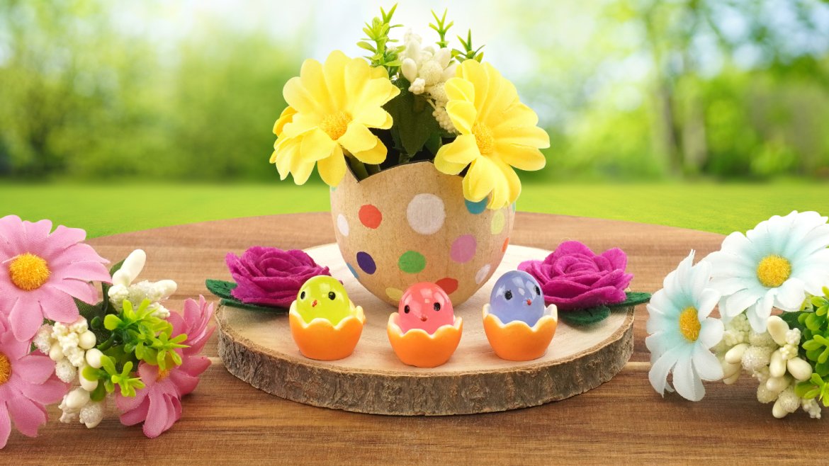 Bouquet de fleurs dans un œuf de Pâques