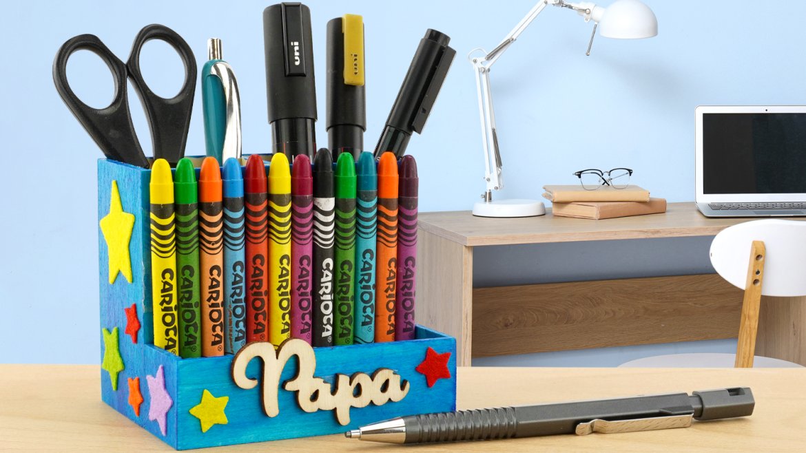 Offrez un cadeau fait main pour la fête des pères ! Réalisez un pot à crayons coloré avec peinture, crayons cire et stickers.