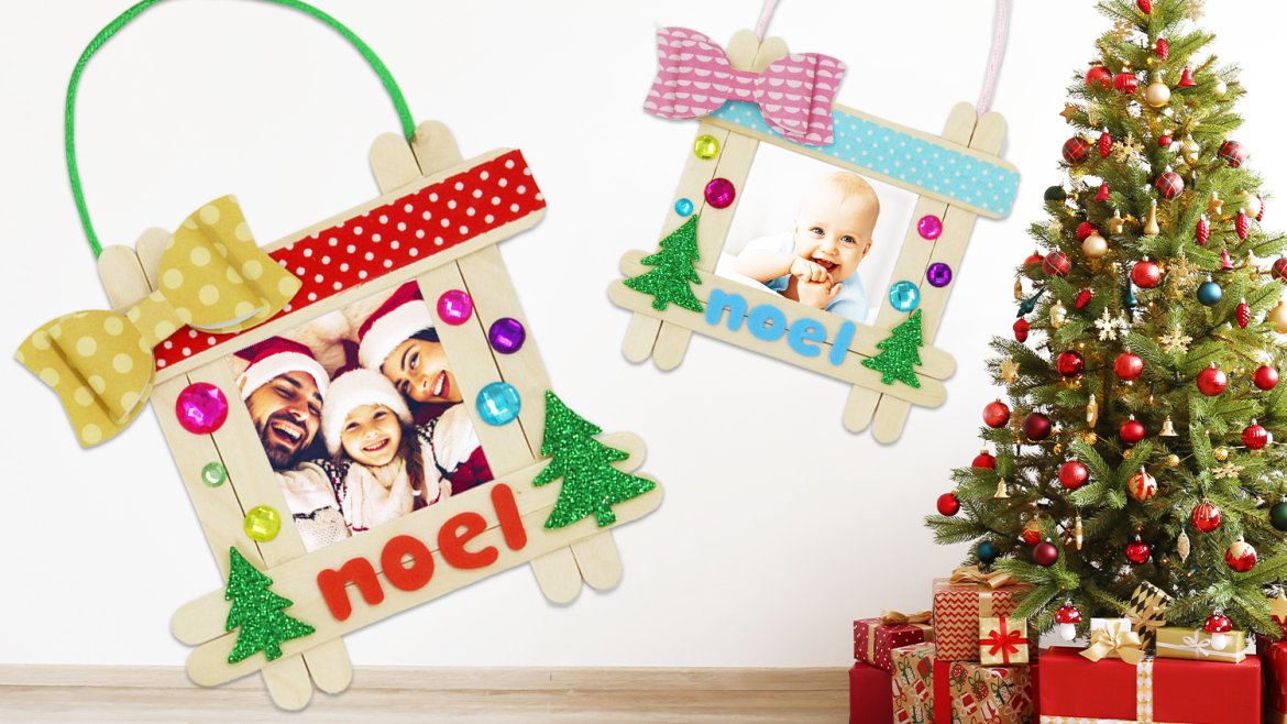Avec 8 bâtons d'esquimaux et quelques accessoires vous allez pouvoir fabriquer un adorable cadre et l'accrocher dans le sapin de Noël.Une activité manuelle amusante et facile à faire a