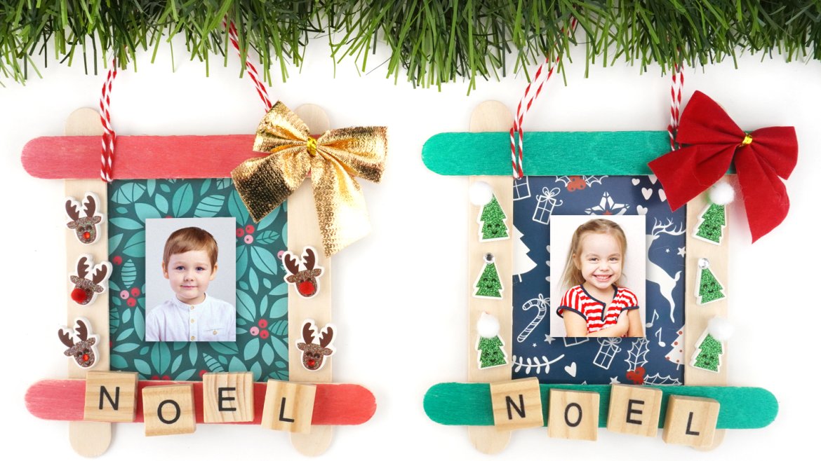 Dans cette nouvelle activité facile de Noël, nous allons fabriquer un joli cadre grâce à des bâtonnets en bois, des papiers aux motifs de Noël et des accessoires en tout genre. Astuce : l'utilis