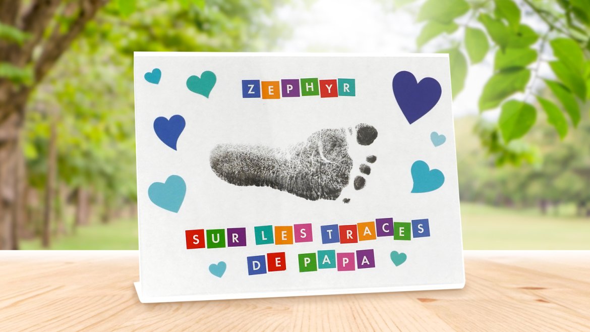 Réalisez un cadre empreinte de pied personnalisé avec bébé pour la fête des parents ! Une activité tendre et facile dès 1 an, avec gommettes et cadre photo.