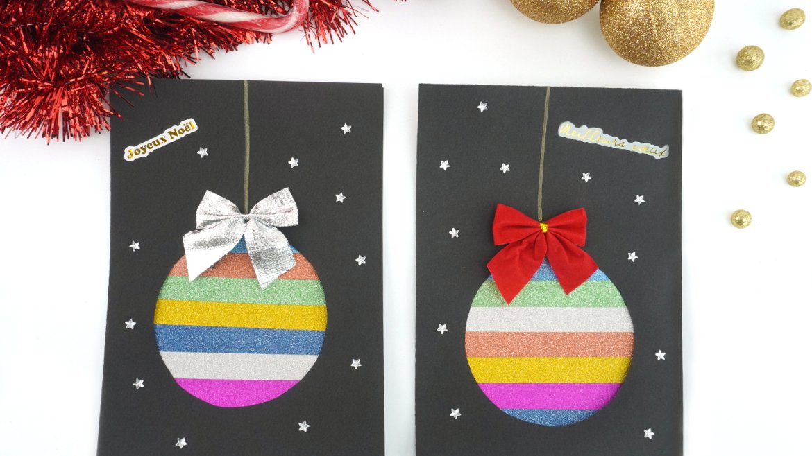 Découvrez comment réaliser une jolie carte de vœux boule de Noël ! Avec du masking tape, un nœud en tissu, des strass étoiles et des gommettes, nous allons réaliser une sublime carte de Noël