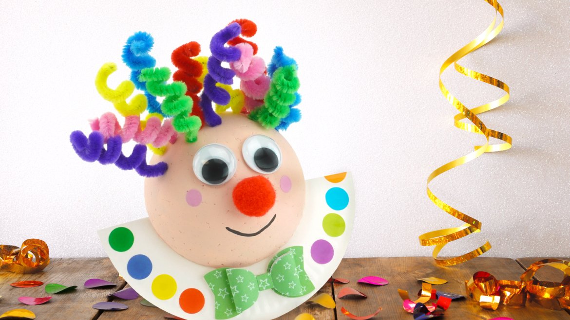 Dans cette nouvelle activité pour les enfants sur le thème du Carnaval nous allons vous montrer comment fabriquer un clown à bascule rigolo en utilisant une petite assiette en carton, une demi-boul