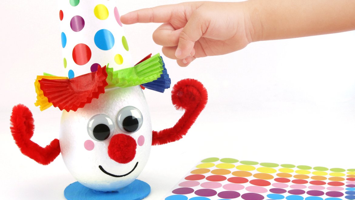 Dans cette activité manuelle, nous allons vous montrer comment fabriquer un clown rigolo et coloré ! Pour créer ce personnage indissociable du Carnaval nous avons utilisé un oeuf en polys