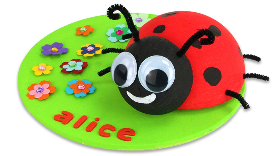 Vos enfants vont s'amuser à fabriquer cette adorable coccinelle dans un jardin.Ils pourront y ajouter pleins de petits accessoires et même leur prénom. Une activité pour les plus pe