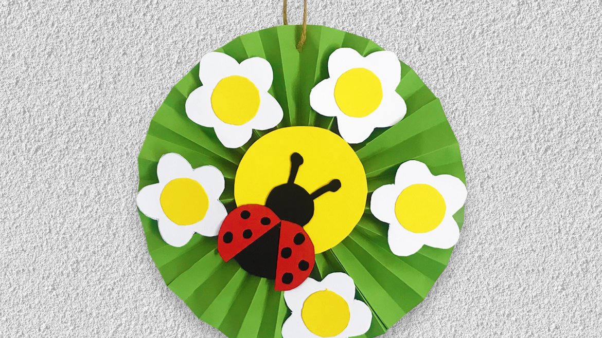 Avec du papier, une paire de ciseaux, un stick de colle et un feutre noir, vos loulous vont pouvoir facilement fabriquer cette petite coccinelle entourée de fleurs.Les enfants pourront alors fiè