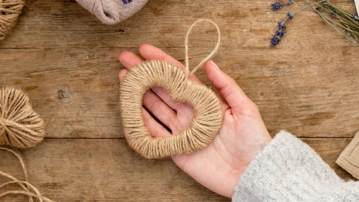 Coeur en carton et en jute