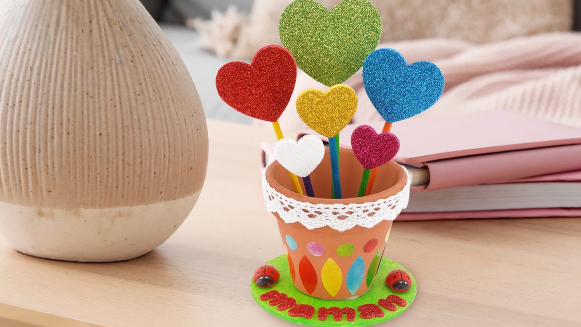 Coeurs dans un pot de fleurs
