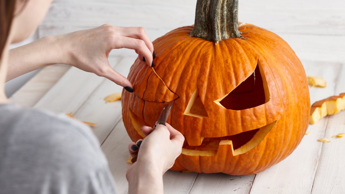 Vous vous demandez comment creuser une citrouille d'Halloween, voici un tuto simple et rapide pour transformer une simple citrouille en jolie Jack O lanterne. Grâce à notre dossier, la plus populair