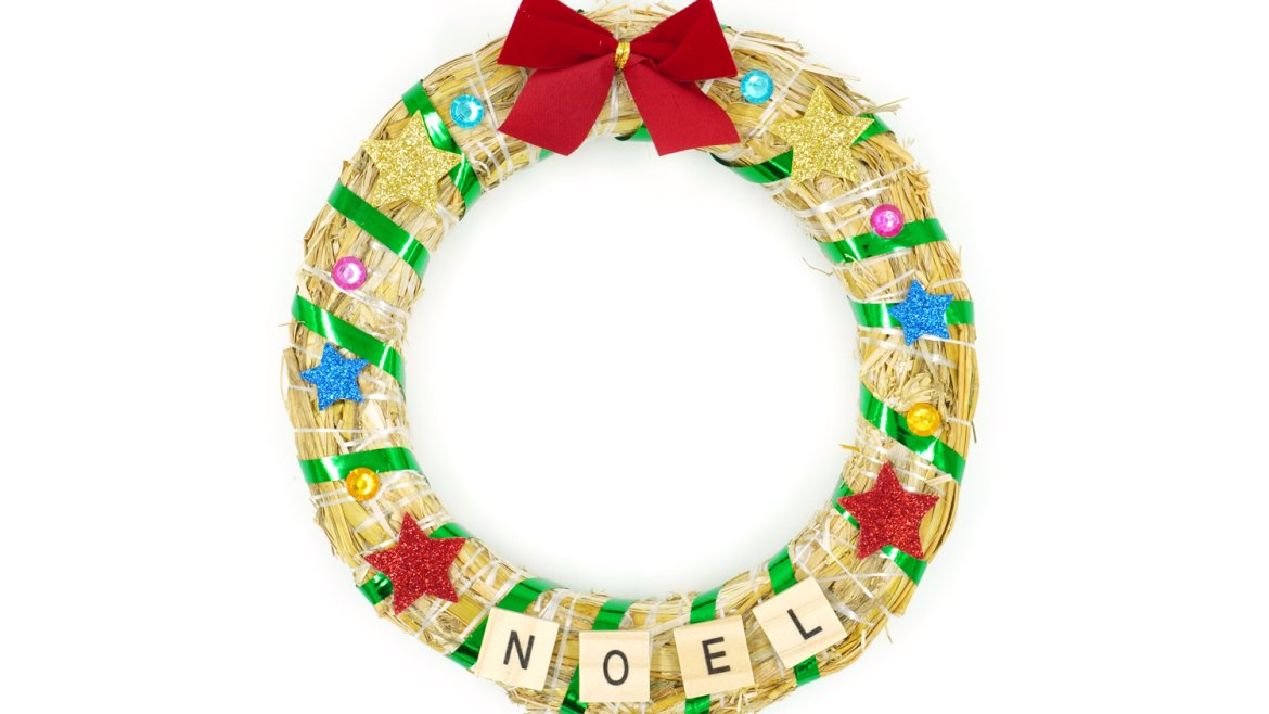 Pour Noël vous allez pouvoir fabriquer une superbe décoration murale en collant des jolis accessoires sur une couronne en paille ! Une activité facile à faire en famille pour les fêtes ! Consei