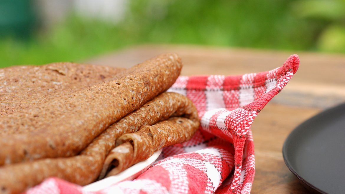 Découvrez la recette pour faire de délicieuses crêpes au sarrasin avec les enfants