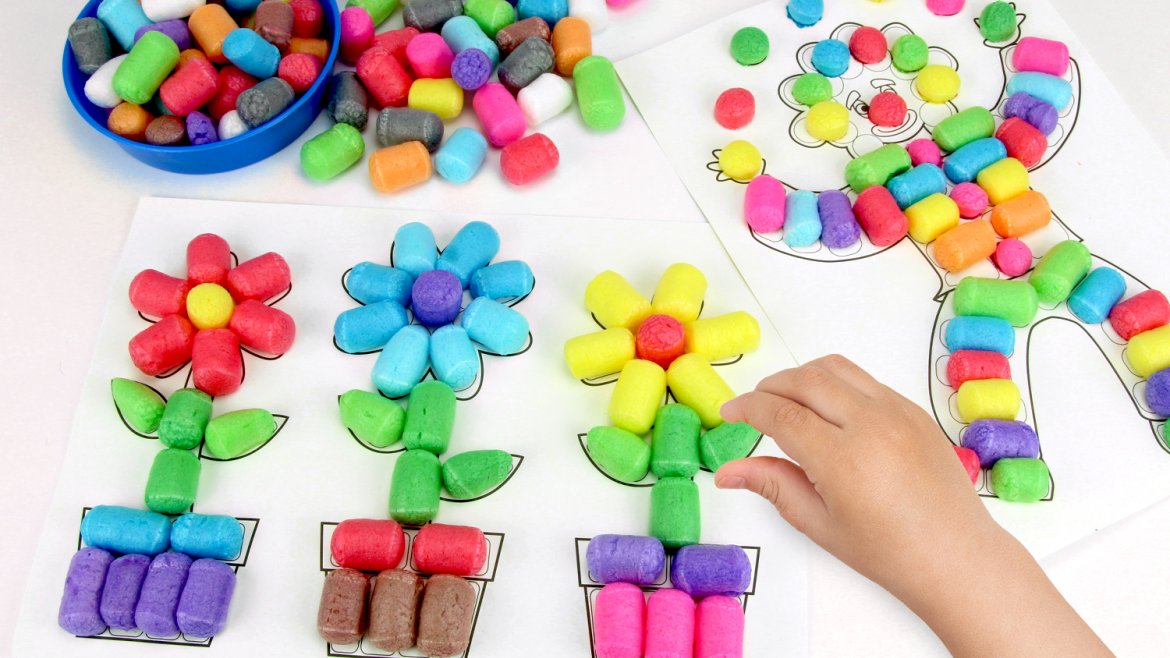 Découvrez une activité simple et amusante à faire avec les enfants dès l'âge de 3 ans ! Grâce à des cartes assorties marquées de zones à décorer les enfants vont pouvoir créer
