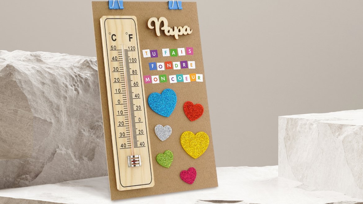 Créez un porte-clés personnalisé avec des perles et les mots PAPA ou MAMAN. Un bricolage affectueux dès 3 ans, à découvrir sur le site.