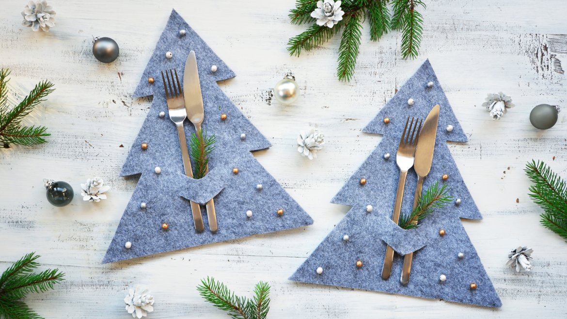 Suivez ces étapes pour fabriquer un range couverts en forme de sapin en feutrine pour Noël. Une manière originale de décorer votre table de Noël à moindre coût. Découvrez vite comment faire le